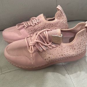 Pink Steven Madden Glamour sneakers Size 5 Youth/ Can fit a women’s size 6.5/7